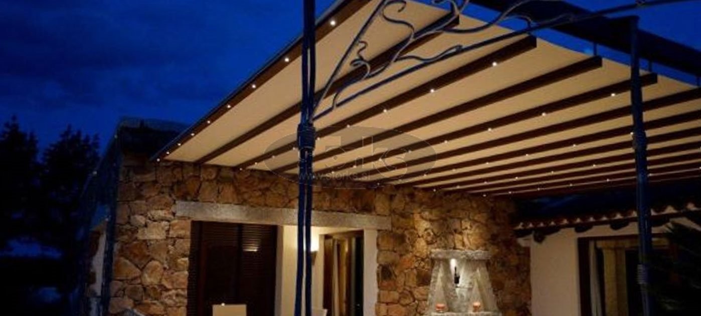 Usmerjen LED reflektor z napajalnikom za pergolo