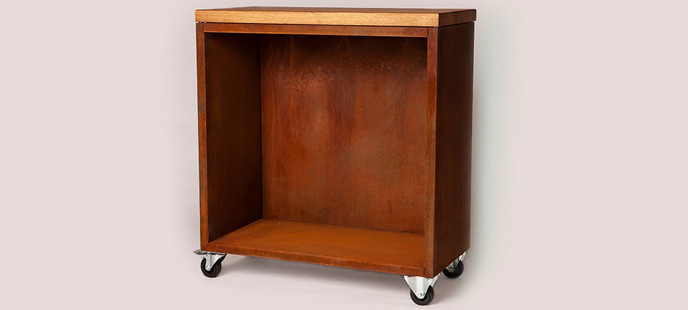 Corten Arbeitstisch mit Rollen und offenem Fach, schwarze Version