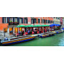 Ombrelloni verdi sul canale