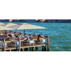 Sonnenschirme über Restaurant am Wasser